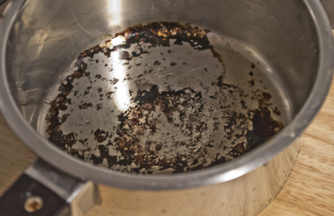 Comment nettoyer le fond d’une casserole,  poêle ou plat à gratin qui a brûlé ?